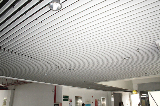 مقاومة للحريق وشاشة ألومنيوم سقف معدني 200x3000mm سهلة التنظيف