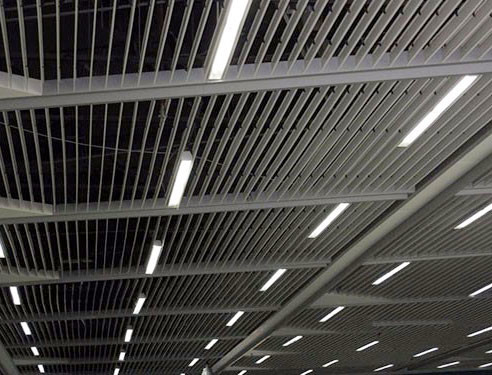 مقاومة للحريق وشاشة ألومنيوم سقف معدني 200x3000mm سهلة التنظيف