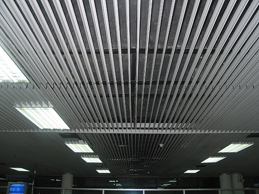 مقاومة للحريق وشاشة ألومنيوم سقف معدني 200x3000mm سهلة التنظيف