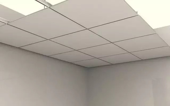 600x600mm الألومنيوم يكمن في السقف سمك 0.5 مم لمركز المؤتمرات