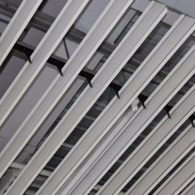 U قطاع الألومنيوم سقف معدني 0.8 مم سماكة اللون القابل للتخصيص