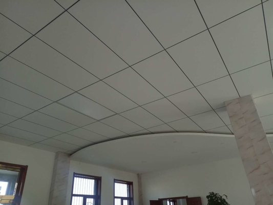 سبائك الألومنيوم 600x600mm تكمن في السقف بسمك 0.5 مم لغرفة الاجتماعات