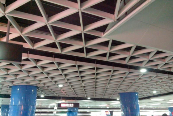 سقف شبكة سبائك الألومنيوم المعدنية 250x250mm لمركز المؤتمرات